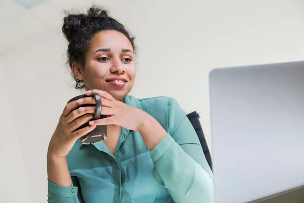 Zwarte vrouw koffie drinken — Stockfoto