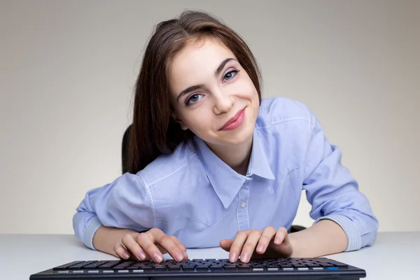 Smiling girl using keyboard — Stock Photo, Image