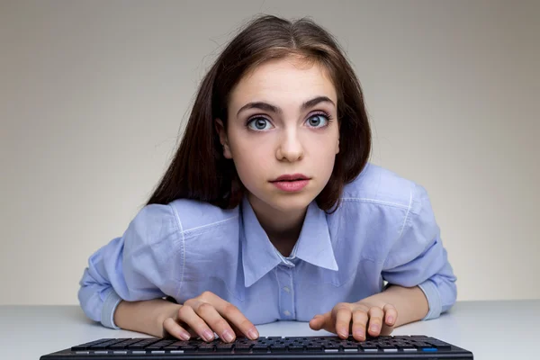 Surprised woman using keyboard — Stock Photo, Image