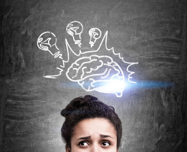 Brainstormen en idee concept met verward Afro-Amerikaanse vrouw en schets op de achtergrond van Blackboard — Stockfoto