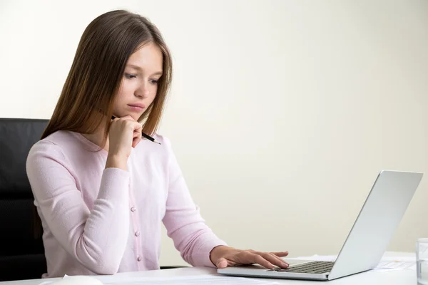 Mulher cuidadosa usando laptop — Fotografia de Stock