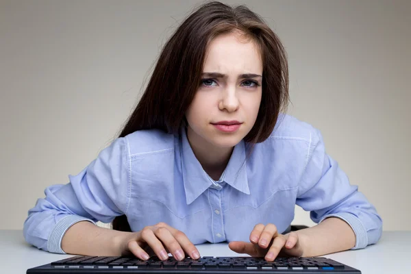 Frowning femeie folosind tastatura — Fotografie, imagine de stoc