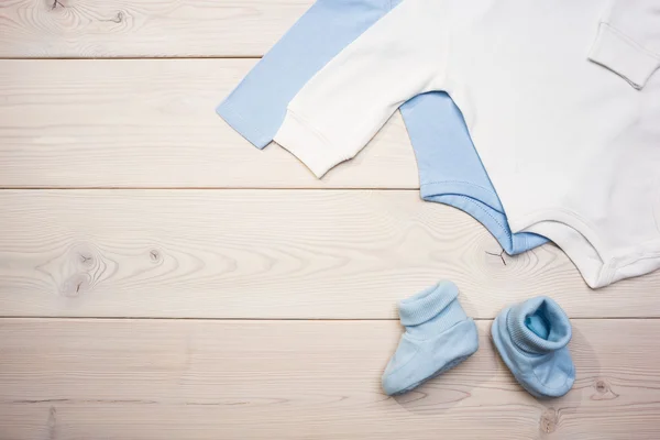 Blå och vita babykläder Royaltyfria Stockfoton