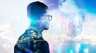 Adam gözlüklü Singapur