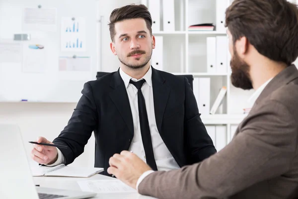 Schöne Geschäftsleute diskutieren etwas — Stockfoto