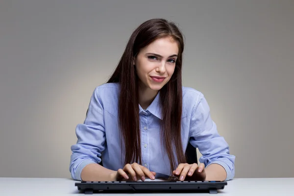 Lekfull kvinna med tangentbord — Stockfoto