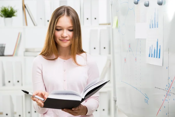 Buku bacaan perempuan di kantor — Stok Foto