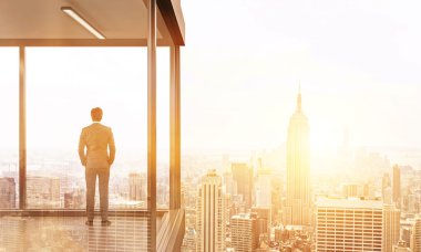 Balkonda işadamı geri tonlama