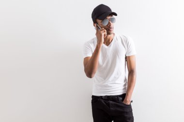 Telefon görüşmesi yapıyor siyah adam