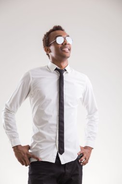 Afrika kökenli Amerikalı adam gülümseyen