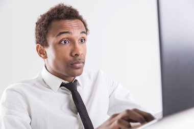 Dizüstü bilgisayar kullanarak sürpriz adam