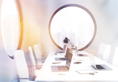 Konferans odası yan tonlama