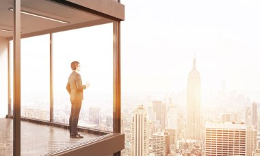 Balkon tonlama üzerinde işadamı