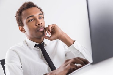 Dizüstü bilgisayar kullanarak ciddi adam