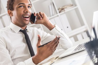 Ofiste Afrikalı-Amerikalı adam