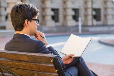 not defterinde yazıyor adam