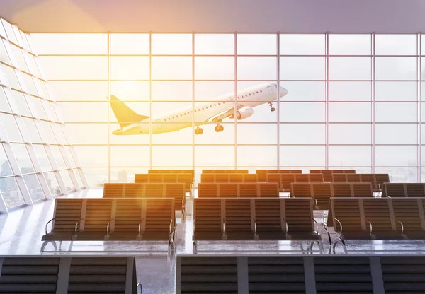 Інтер'єр терміналу аеропорту з сонячним світлом — стокове фото