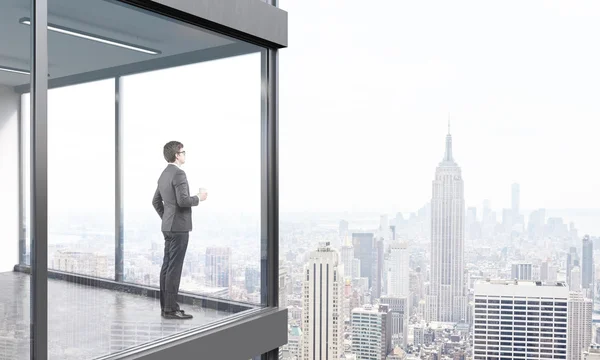 Uomo d'affari sul balcone — Foto Stock