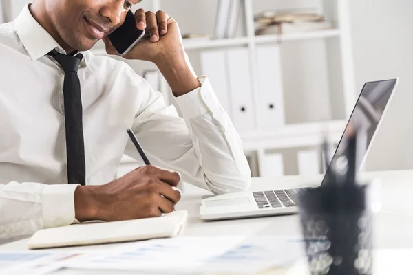 Hombre negro trabajando en la oficina — Foto de Stock