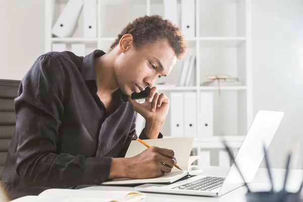 Hombre negro concentrado en el teléfono — Foto de Stock