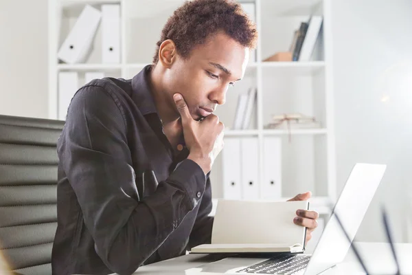 African american businessman reading book — Stockfoto