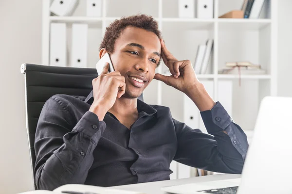 Svart affärsman på telefon — Stockfoto