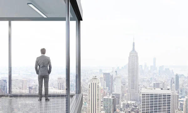 Homme d'affaires sur le balcon arrière — Photo