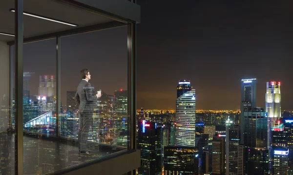 Zakenman op balkon bij nacht — Stockfoto