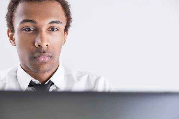 Чорний хлопець використовує портрет ноутбука — стокове фото