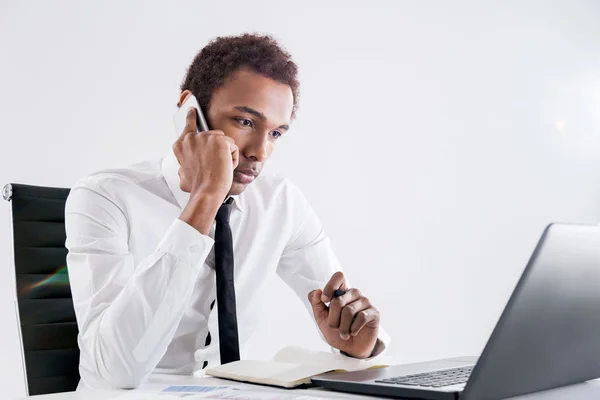 Homem de negócios preto concentrado no telefone — Fotografia de Stock