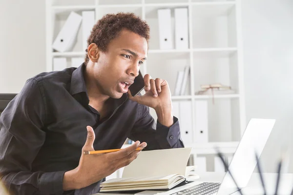 Svart man på telefon — Stockfoto