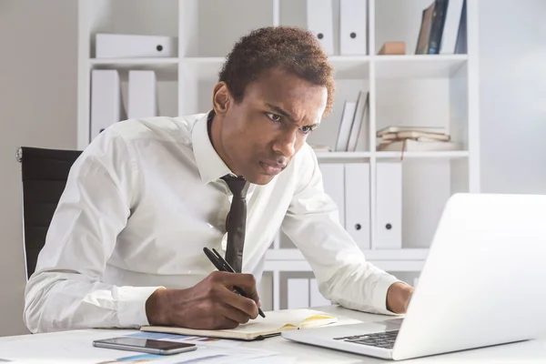 Boze man aan het werk op project — Stockfoto