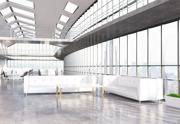 Офисный вестибюль с двумя белыми диванами, журнальным столиком и панорамными окнами с видом на Нью-Йорк. 3D рендеринг — стоковое фото