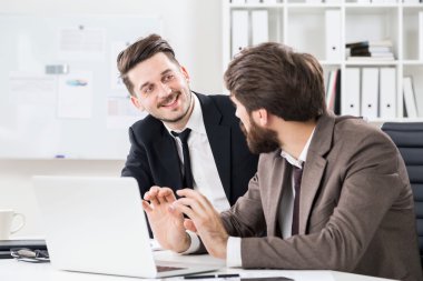 Sakallı erkekler iş projesi tartışıyor