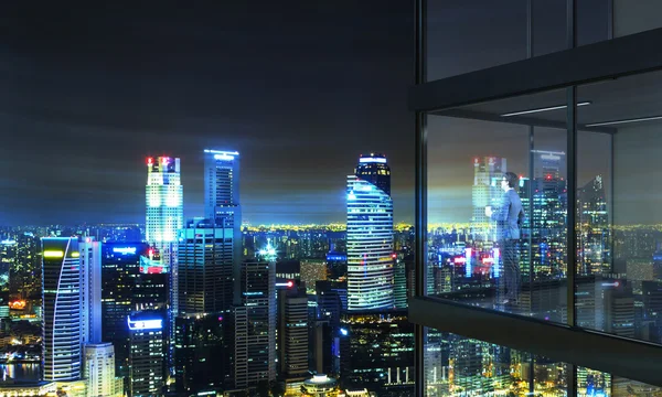 Бизнесмен на балконе ночью — стоковое фото
