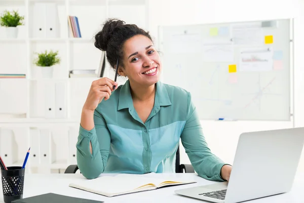 Afrikansk kvinna i Office — Stockfoto