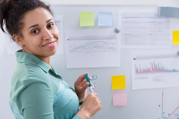 Attractive black woman and whiteboard — Stock Photo, Image