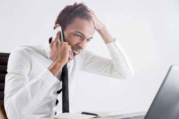 Rozzuřený muž křičí na telefonu — Stock fotografie