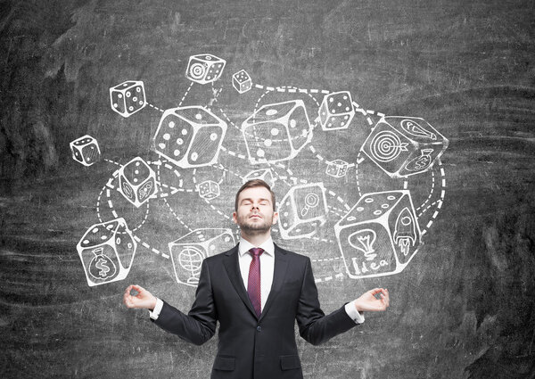 Бизнесмен медитирует против наброска костей
