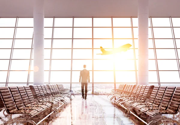 Biznesmen stojący w porcie lotniczym — Zdjęcie stockowe