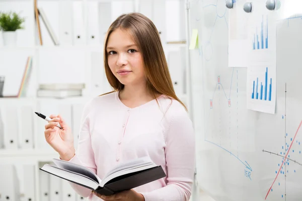 Vackra kontorist med bok — Stockfoto