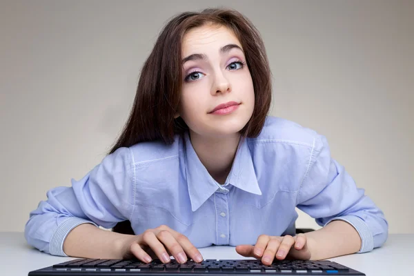 Lekfull tjej med hjälp av tangentbordet — Stockfoto