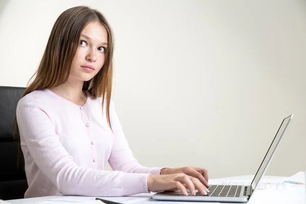 Menina usando o lado laptop — Fotografia de Stock