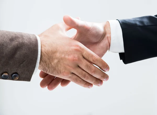 Бизнесмены собираются пожать друг другу руки — стоковое фото