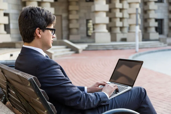 Jonge zakenman met behulp van de kant van de notebook — Stockfoto