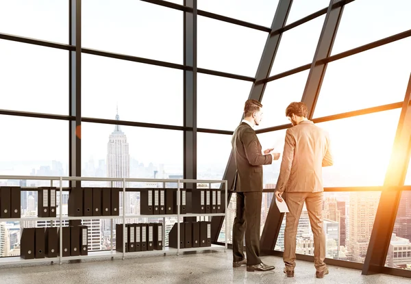 Businesspeolpe diskutera kontrakt — Stockfoto