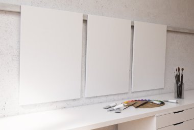 Masaüstü üzerinde üç afiş