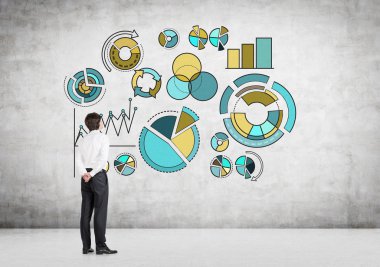 İşadamı pasta çizelgelerini analiz ediyor