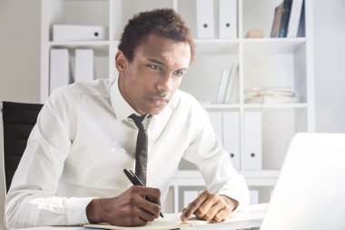 Proje üzerinde çalışan düşmanca adam