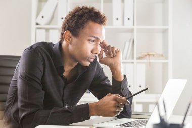 Proje üzerinde çalışan düşünen adam